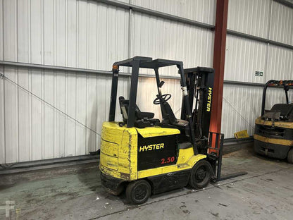 **(INCLUDES CHARGER)** 2000 HYSTER E2.50XM ELECTRIC 4-WHEEL FORKLIFT