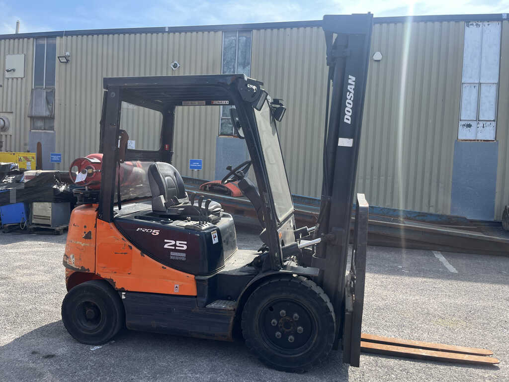 2011 DOOSAN LPG FORKLIFT G25E-5