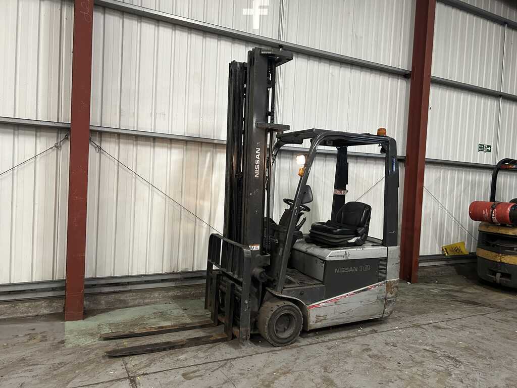 **(INCLUDES CHARGER)** 2013 NISSAN AG1N1L18Q ELECTRIC 3-WHEEL FORKLIFT