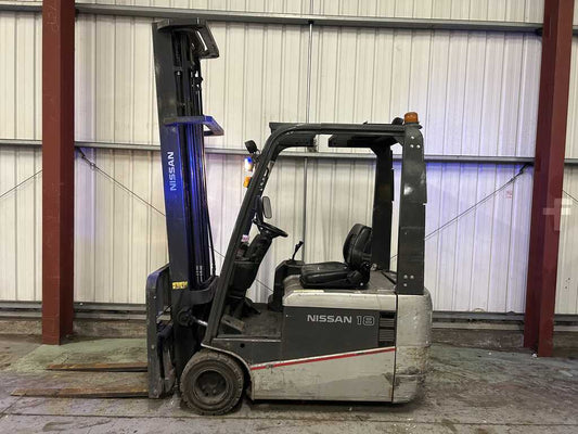 **(INCLUDES CHARGER)** 2013 NISSAN AG1N1L18Q ELECTRIC 3-WHEEL FORKLIFT – 1,800 KG CAPACITY