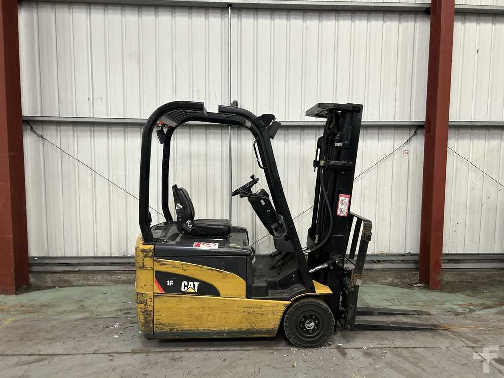 2008 CAT LIFT TRUCKS EP16NT ELECTRIC 3-WHEEL FORKLIFT **(INCLUDES CHARGER)**