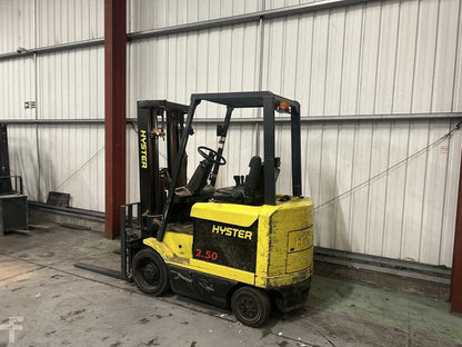 **(INCLUDES CHARGER)** 2000 HYSTER E2.50XM ELECTRIC 4-WHEEL FORKLIFT