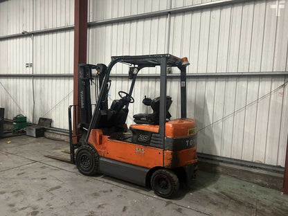 **(INCLUDES CHARGER)** 2011 TOYOTA 7FBMF25 ELECTRIC FORKLIFT