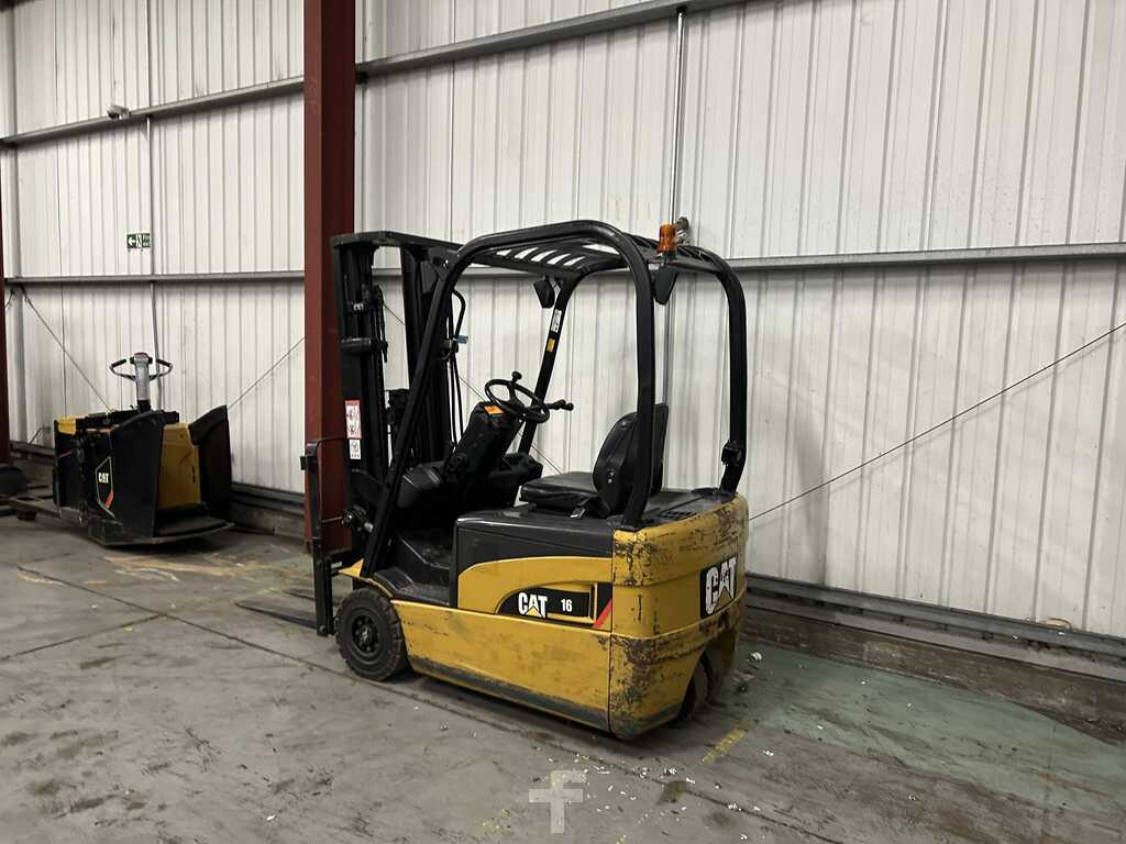 2008 CAT LIFT TRUCKS EP16NT ELECTRIC 3-WHEEL FORKLIFT **(INCLUDES CHARGER)**