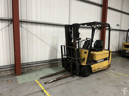 2002 CAT LIFT TRUCKS ELECTRIC - 3 WHEELS EP18KT**(INCLUDES CHARGER)**