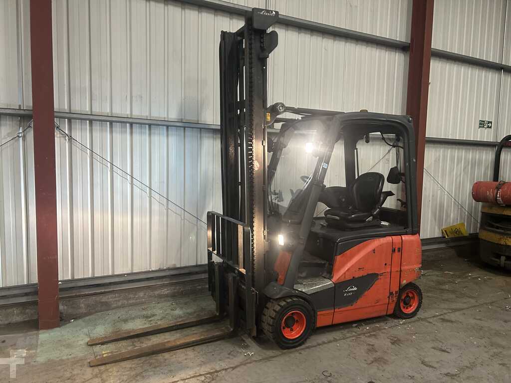 **(INCLUDES CHARGER)** LINDE E20PH-02 ELECTRIC 4-WHEEL FORKLIFT (2015)