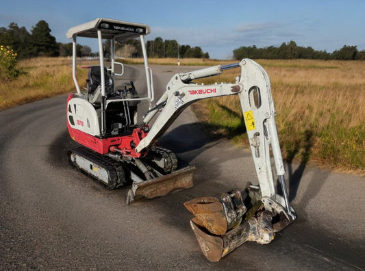 TAKEUCHI TB216 MINI EXCAVATOR WITH BREAKER (2017)