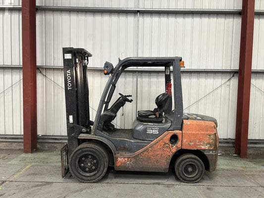 TOYOTA DIESEL FORKLIFT 52-8FDJF35 (2011)