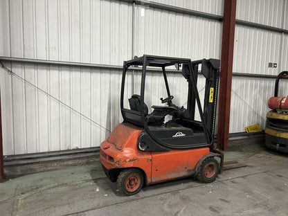 **(INCLUDES CHARGER)** 2000 LINDE E20P-02 ELECTRIC 4-WHEEL FORKLIFT – 2,000 KG CAPACITY