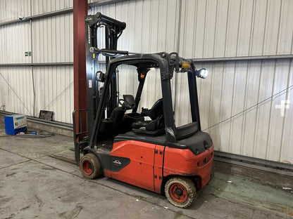 **(INCLUDES CHARGER)** LINDE ELECTRIC 4-WHEEL FORKLIFT – MODEL E20PL-02