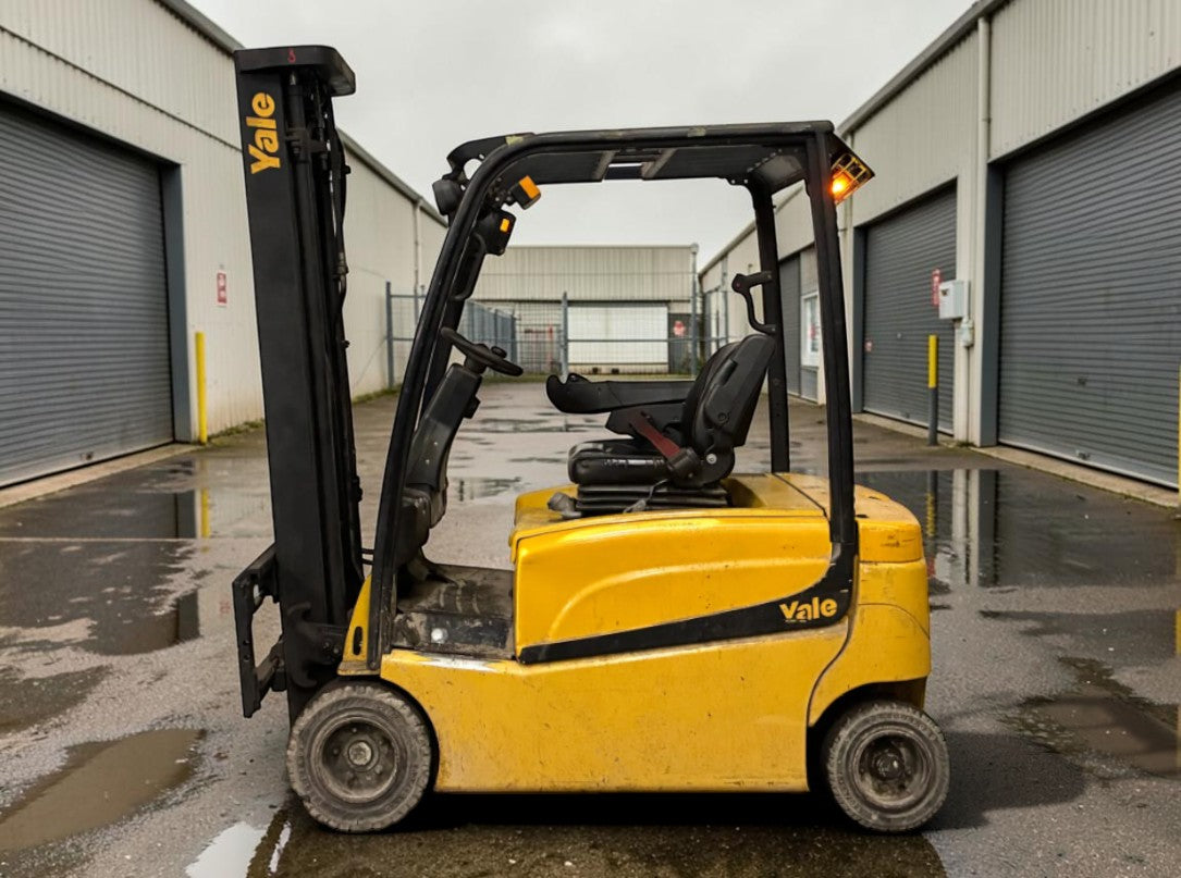 **(INCLUDES CHARGER)** 2014 YALE ERP20VF ELECTRIC FORKLIFT SIDE SHIFT