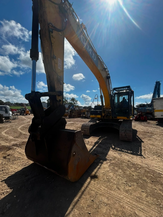 NEW HOLLAND E265C 26 TON TRACKED EXCAVATOR