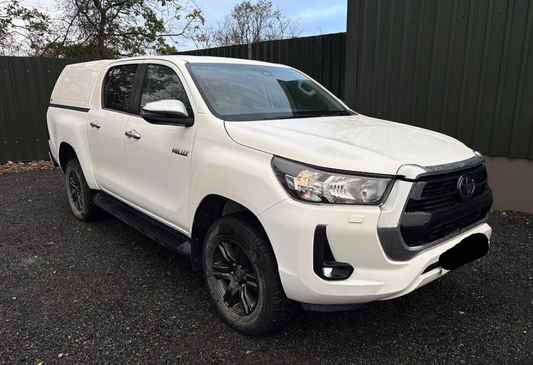 **(ONLY 25K MILEAGE)** 2023 TOYOTA HILUX ICON D-4D 4WD DCB AUTO 2393CC DIESEL PICK UP WHITE