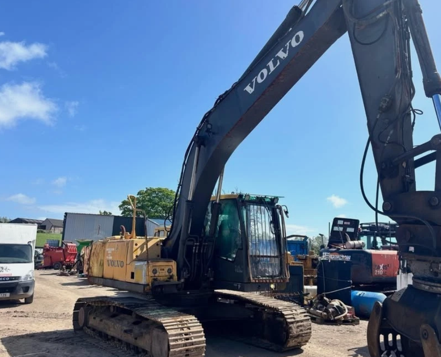 2008 VOLVO EC210 EXCAVATOR WITH KOCUREC LIFTING CAB