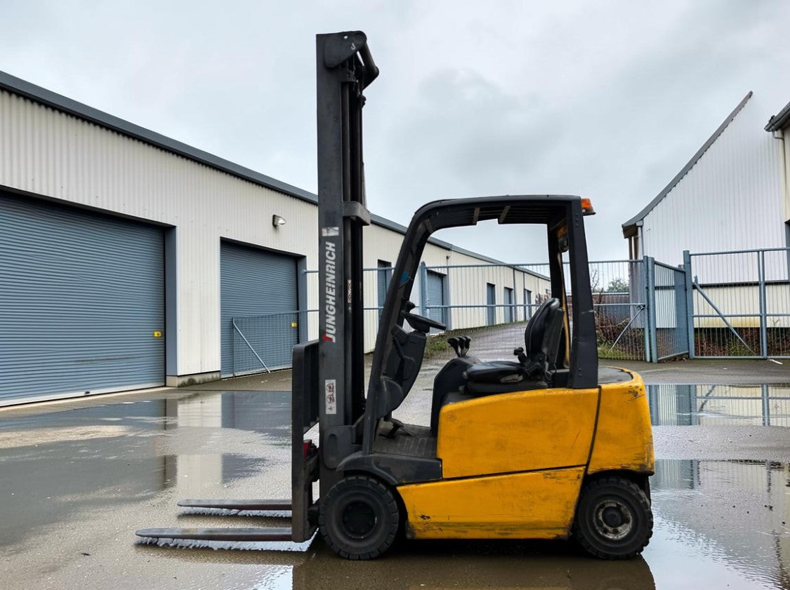 **(INCLUDES CHARGER)** 2006 JUNGHEINRICH EFG316K ELECTRIC FORKLIFT