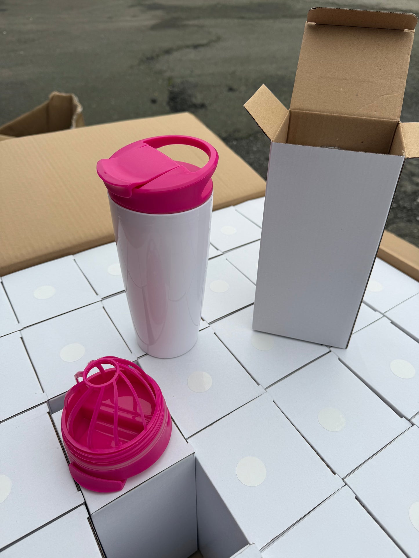 PALLET OF APPROX 504 WHITE PLASTIC TUMBLERS WITH PINK LIDS