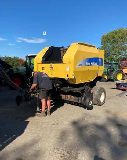 NEW HOLLAND BR740A ROUND BALER