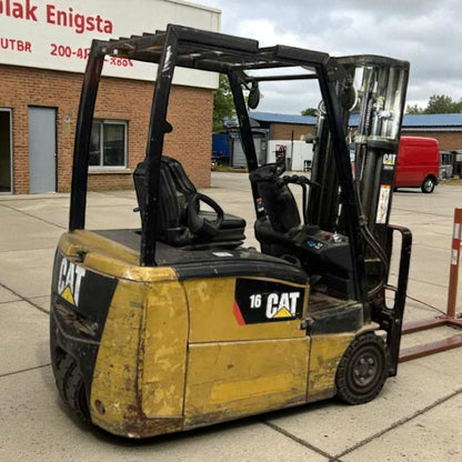 **(INCLUDES CHARGER)**2015 CAT LIFT TRUCKS EP16PNT ELECTRIC 3-WHEEL FORKLIFT