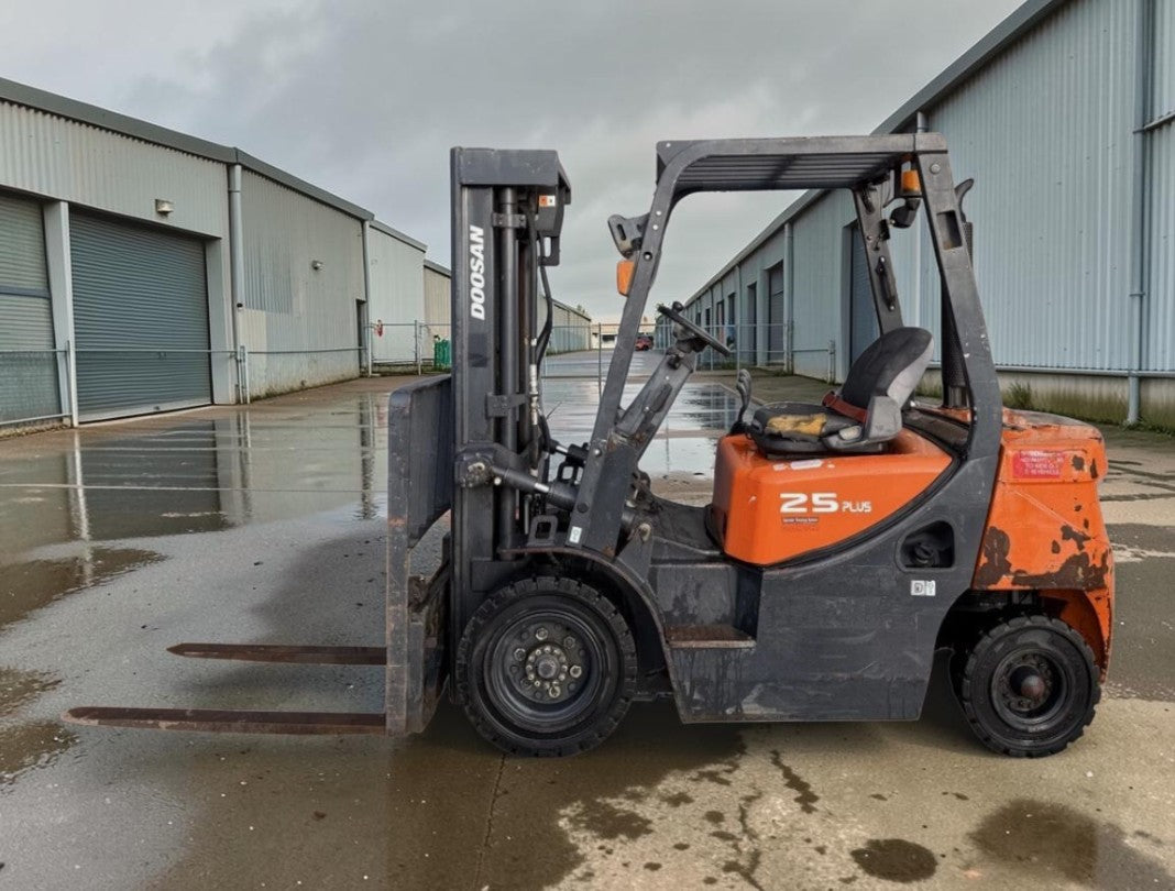 2017 DOOSAN D25 GP 2.5T DIESEL FORKLIFT – TRIPLEX MAST