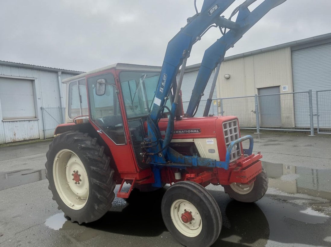 INTERNATIONAL 574 TRACTOR WITH LOADER