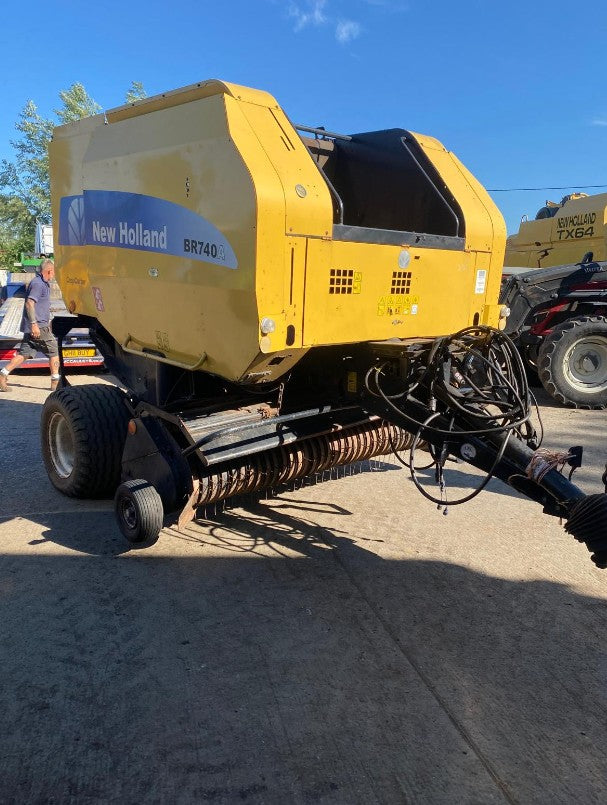 NEW HOLLAND BR740A ROUND BALER