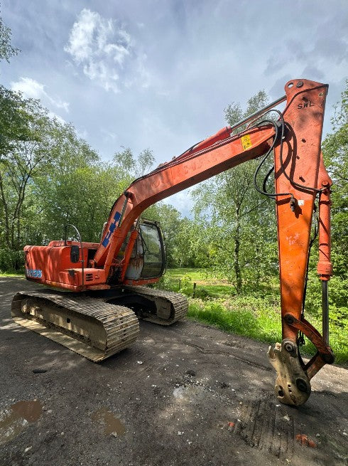 HITACHI EX135 EXCAVATOR - OPERATING HOURS: 8,900 HOURS