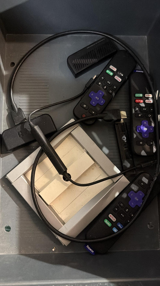 JOB LOT OF ROKU STREAMING DEVICES & REMOTES - MIXED MODELS