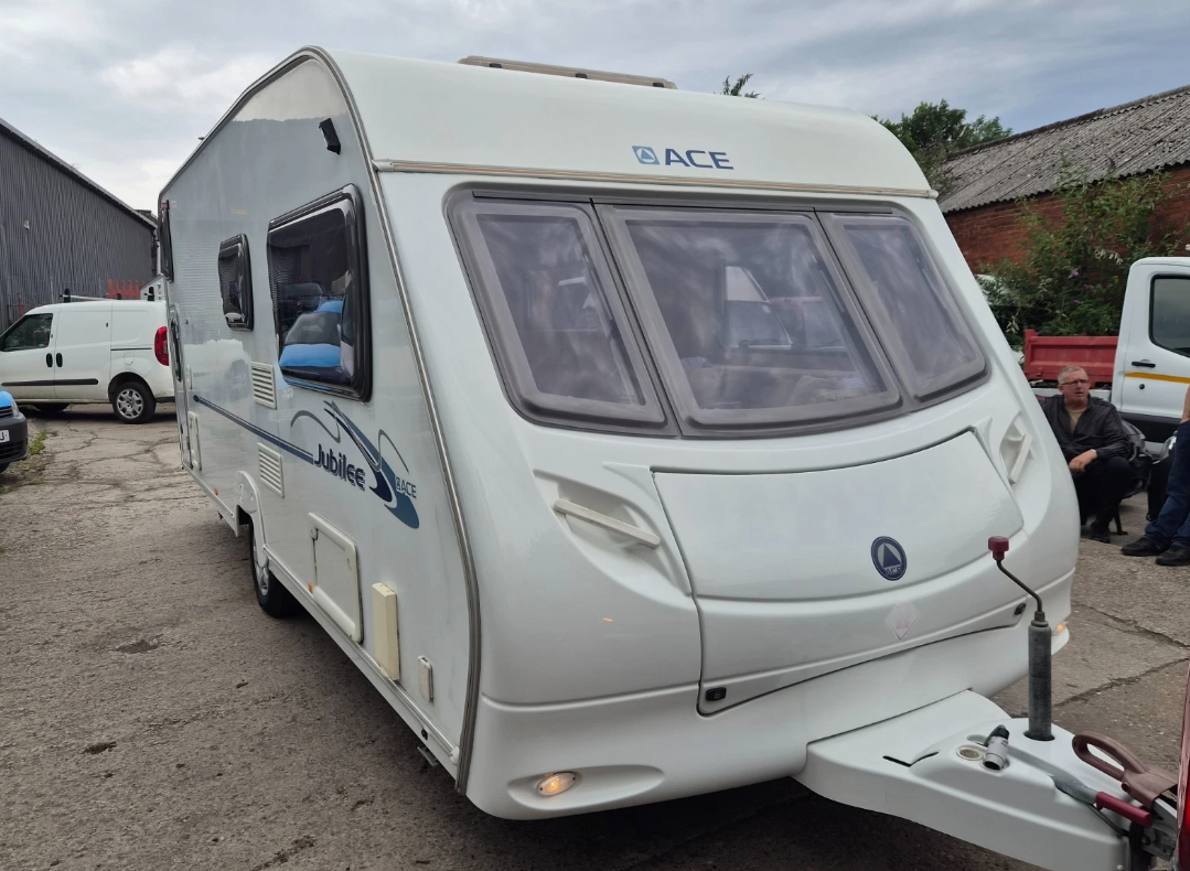 2010 SWIFT ACE JUBILEE COURIER – 6 BERTH TOURING CARAVAN >>--NO VAT ON HAMMER--<<