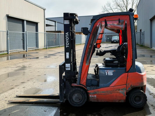 **(INCLUDES CHARGER)** 2015 TOYOTA 8FBMT15E11026 FORKLIFT