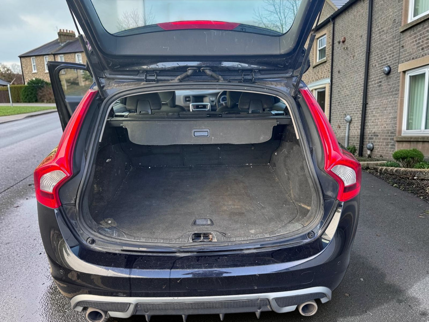 2011 VOLVO V60 R-DESIGN D5 AUTO 2400CC DIESEL BLACK ESTATE >>--NO VAT ON HAMMER--<<