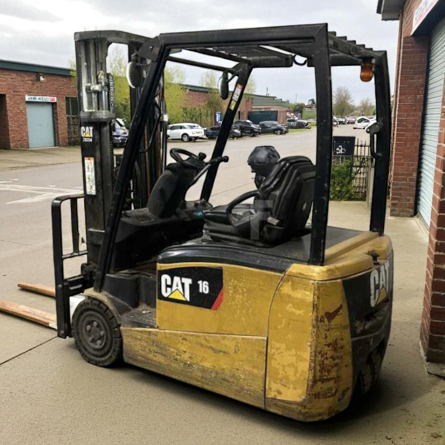 **(INCLUDES CHARGER)**2015 CAT LIFT TRUCKS EP16PNT ELECTRIC 3-WHEEL FORKLIFT