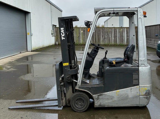 **(INCLUDES CHARGER)** 2016 TCM A1N1L18H ELECTRIC FORKLIFT