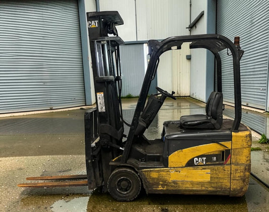 **(INCLUDES CHARGER)** 2007 CAT LIFT TRUCKS EP18NT – 3 WHEEL ELECTRIC FORKLIFT