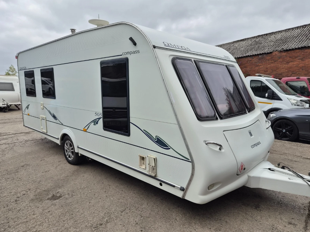 2009 COMPASS OMEGA 4 BERTH TOURING CARAVAN >>--NO VAT ON HAMMER--<<