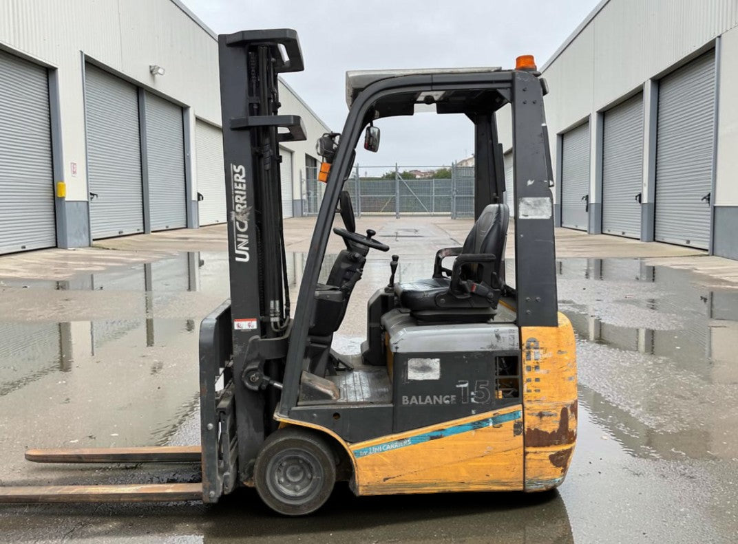 **(INCLUDES CHARGER)** 2014 UNICARRIERS AS1N1L15T ELECTRIC FORKLIFT