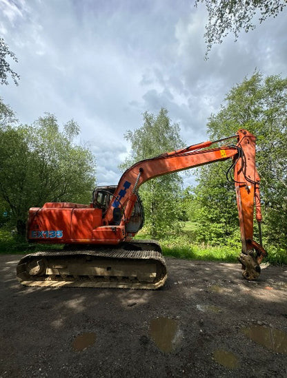 HITACHI EX135 EXCAVATOR - OPERATING HOURS: 8,900 HOURS