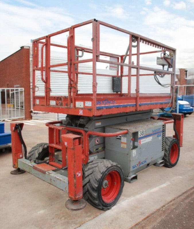2011 SKYJACK SJ6832 SCISSOR LIFT