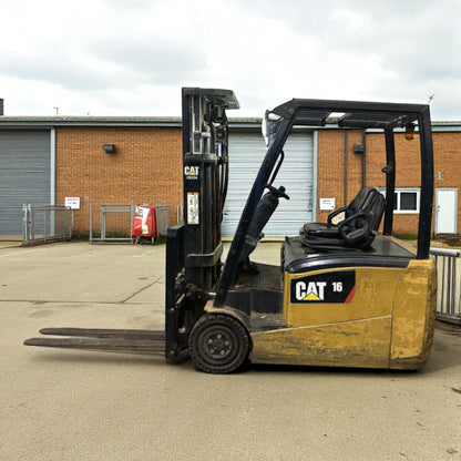 **(INCLUDES CHARGER)**2015 CAT LIFT TRUCKS EP16PNT ELECTRIC 3-WHEEL FORKLIFT