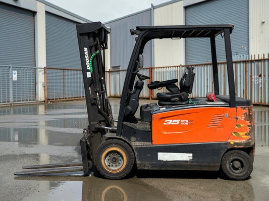 **(INCLUDES CHARGER)** 2016 DOOSAN B35X-7 ELECTRIC FORKLIFT 3.5T TRIPLEX MAST 4820MM LIFT SIDE SHIFT