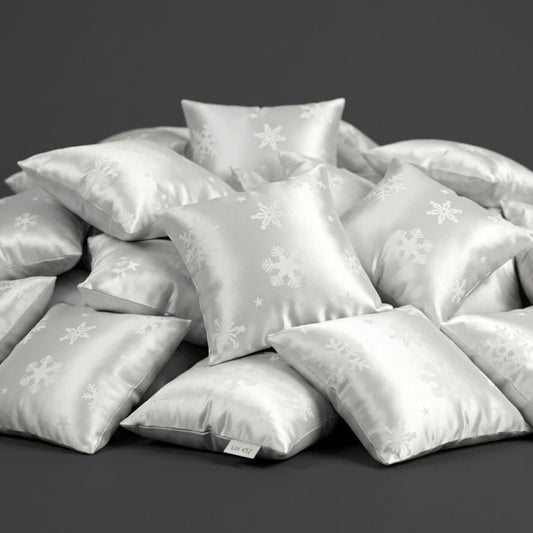 X90 CUSHION COVERS WHITE - SNOW FLAKE DESIGN - MEASURES 16X16" 40X40CM - ZIPPED