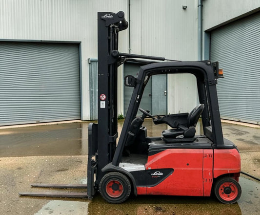 **(INCLUDES CHARGER)** 2014 LINDE E20PL-02 CAPACITY: 2000 KG