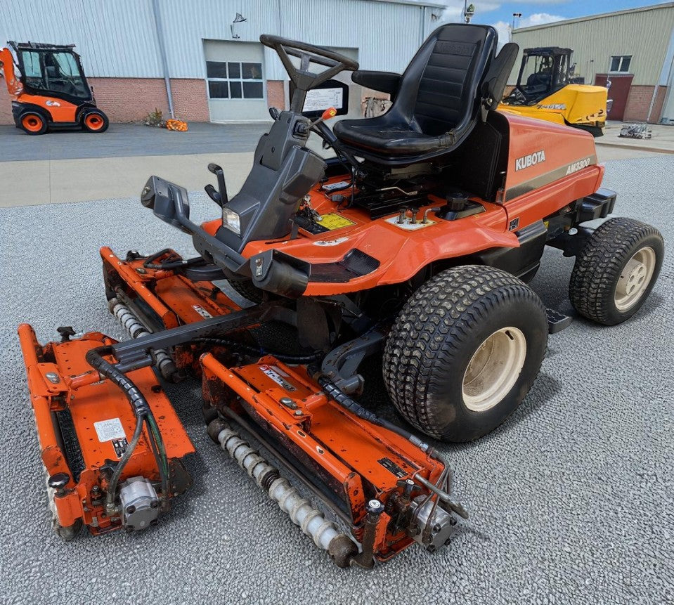 KUBOTA AM3300 DIESEL GARDEN TRACTOR GRASS CUTTER WITH COLLECTOR