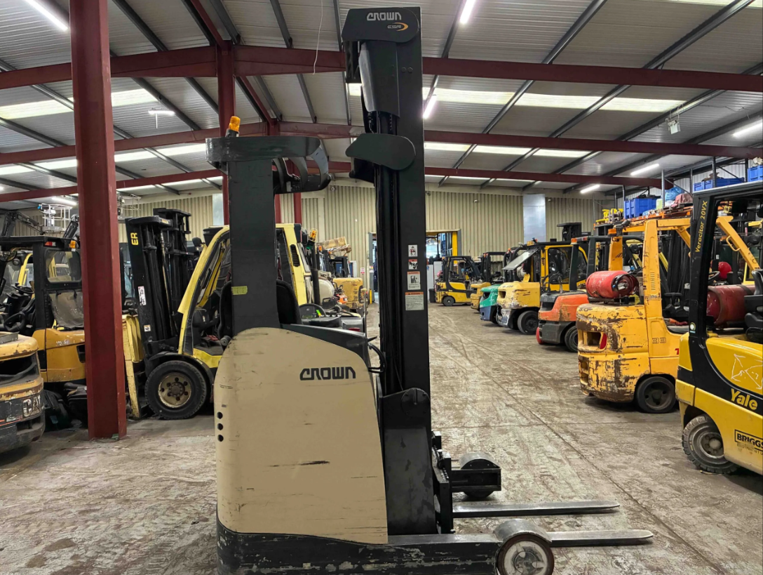 **(INCLUDES CHARGER)** 2009 CROWN ESR5000-14 ELECTRIC REACH TRUCK