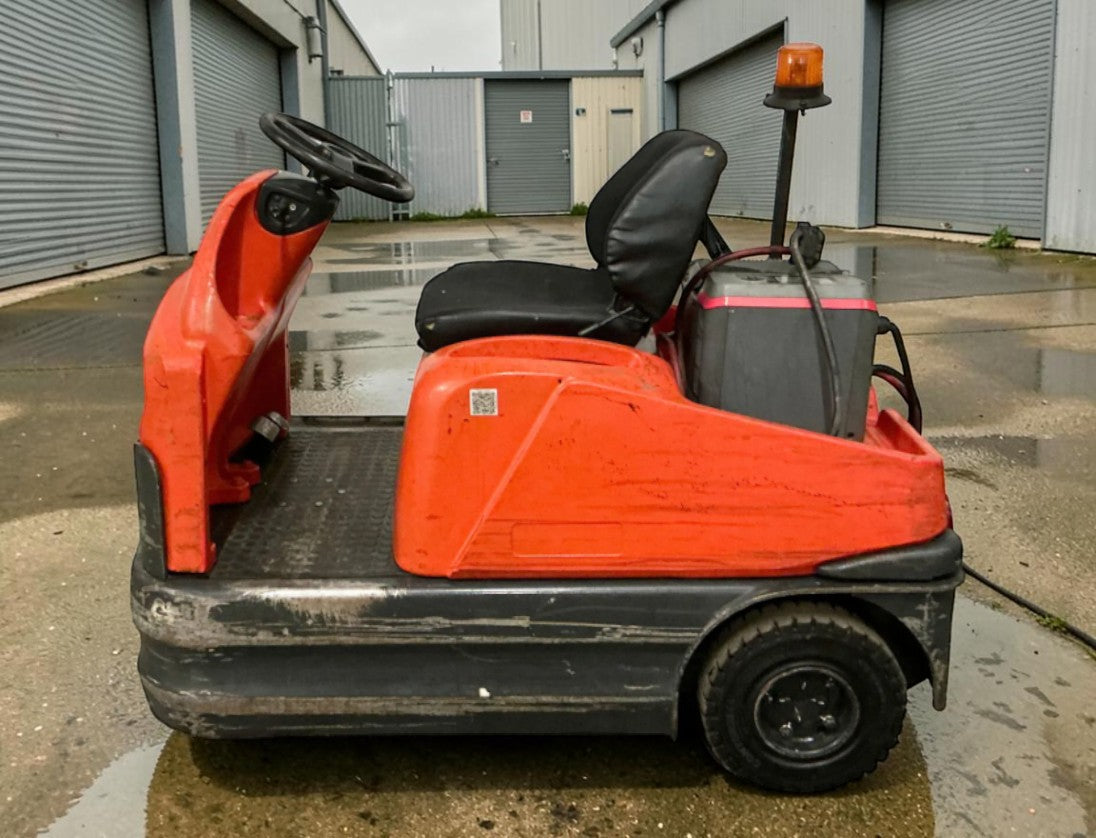 **(INCLUDES CHARGER)** 2009 LINDE P60Z ELECTRIC TOW TRACTOR 150KG CAPACITY SUPER ELASTIC TYRES