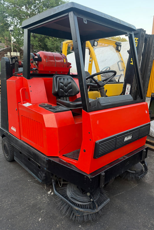 (500 HOURS) HAKO RIDE ON ROAD/YARD SWEEPER