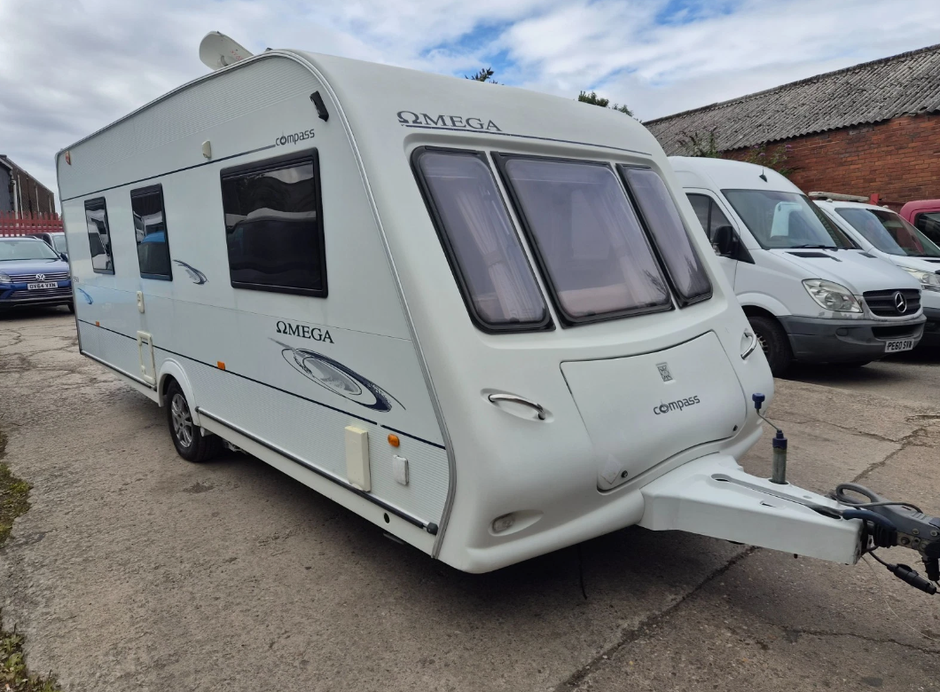 COMPASS OMEGA 550 – 4 BERTH TOURING CARAVAN >>--NO VAT ON HAMMER--<<