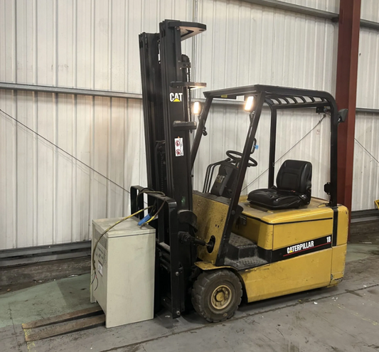 **(INCLUDES CHARGER)** 2000 CAT LIFT TRUCKS EP18KT – ELECTRIC FORKLIFT (3 WHEELS)