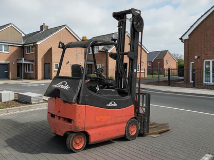 **(INCLUDES CHARGER)** 2006 LINDE E20-02-000 ELECTRIC 4-WHEEL FORKLIFT