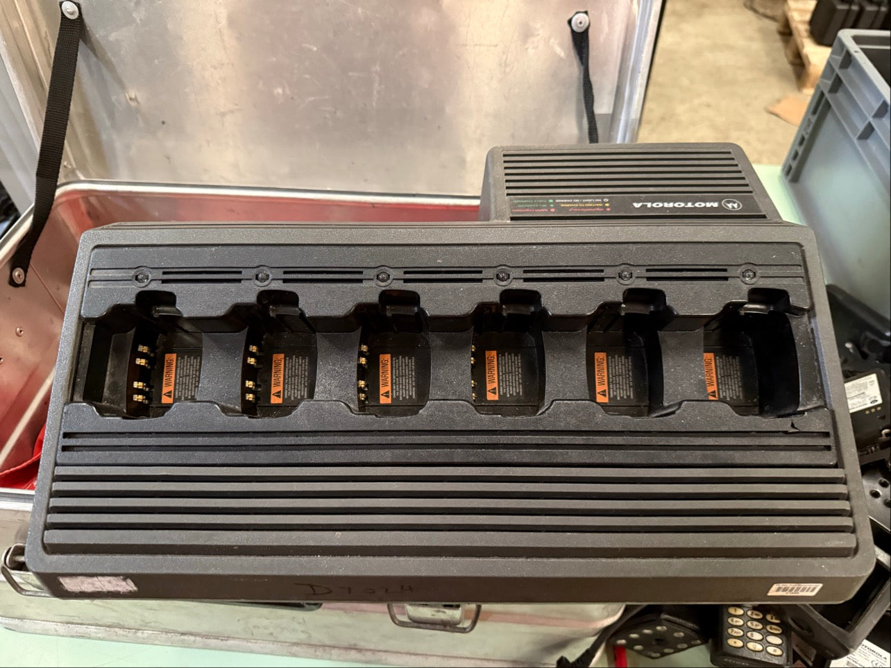 1X 6-WAY MOTOROLA MULTI CHARGER