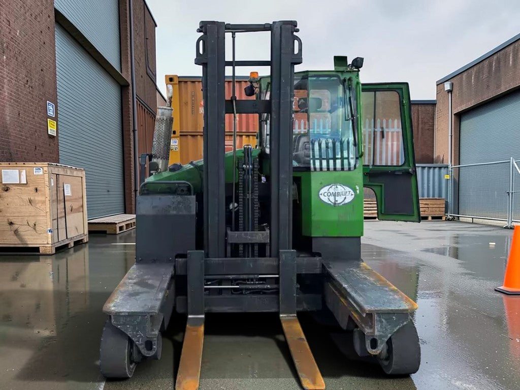 **(INCLUDES CHARGER)**2009 COMBILIFT C4000 ELECTRIC FORKLIFT